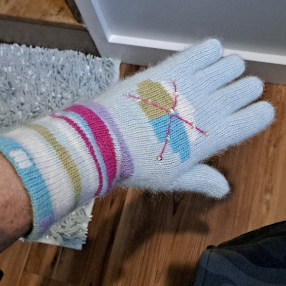 NWT wool/angora adorable gloves. Mint colored with multicolored pattern - Picture 7 of 8